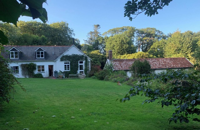 LAUNDRY COTTAGE, pet friendly, character holiday cottage in Clovelly