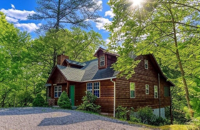 Laurel Cottage, $685 FREE tickets each paid day, Hot Tub, Pool Table!