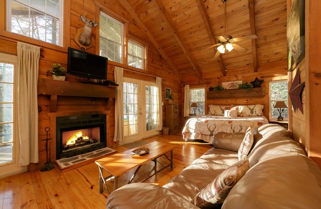 Laurel Haven Cabin - Secluded romantic cabin with hot tub near Anna Ruby Falls