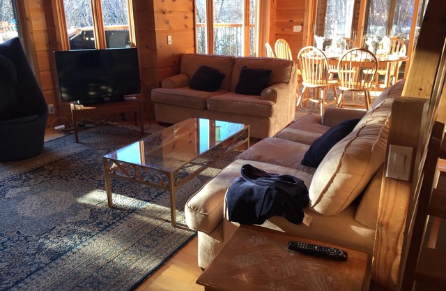 LAURENTIANS SKI SEASON SUNNY, CHARMING & SPACIOUS 4 BR LAKEFRONT CHALET