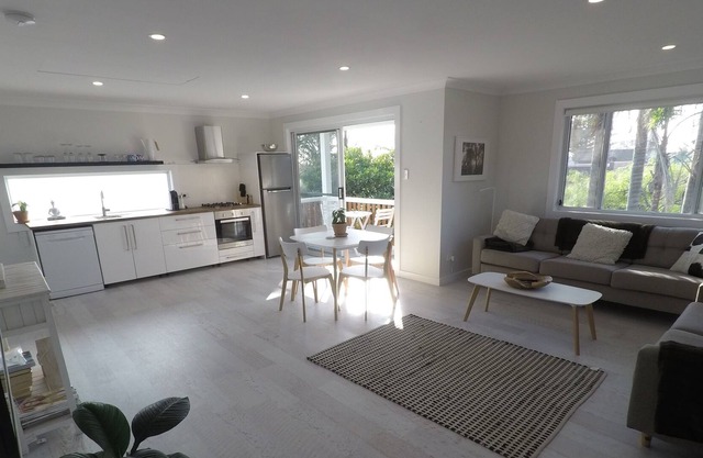 Lautan Cronulla Beach luxury 2 bedroom apartment set in tropical garden