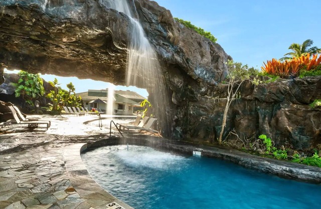 Lava Lounge-Pool view/walkout access, 2 Queen Beds