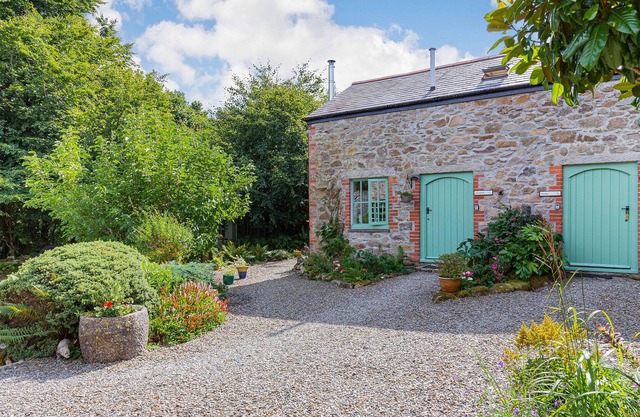 LAVENDER COTTAGE, pet friendly, with open fire in Bodmin Moor