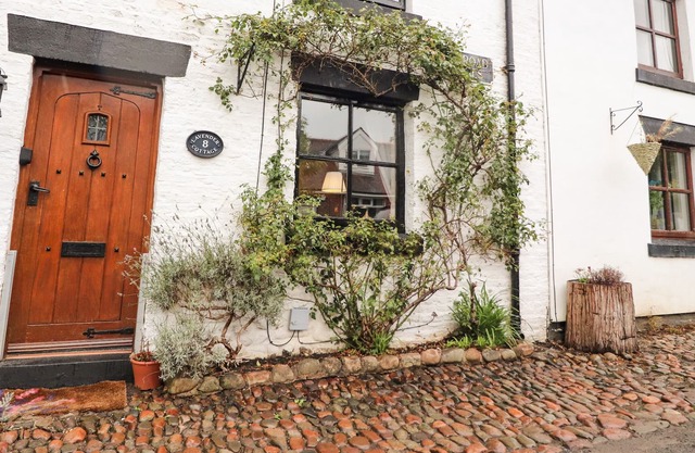 LAVENDER COTTAGE, pet friendly, with open fire in Churchtown