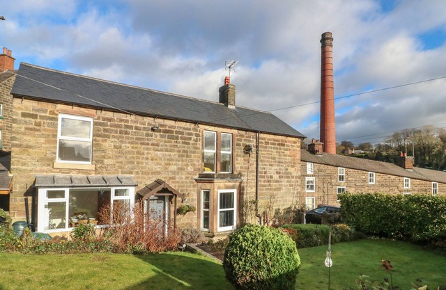 LAVENDER COTTAGE, pet friendly, character holiday cottage in Duffield