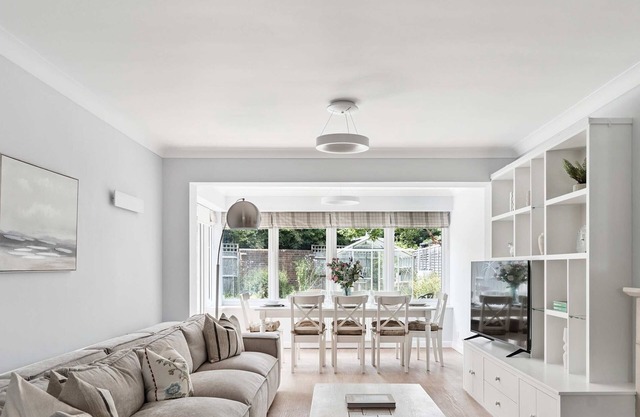 Lavender House - Spacious Henley Home with Parking