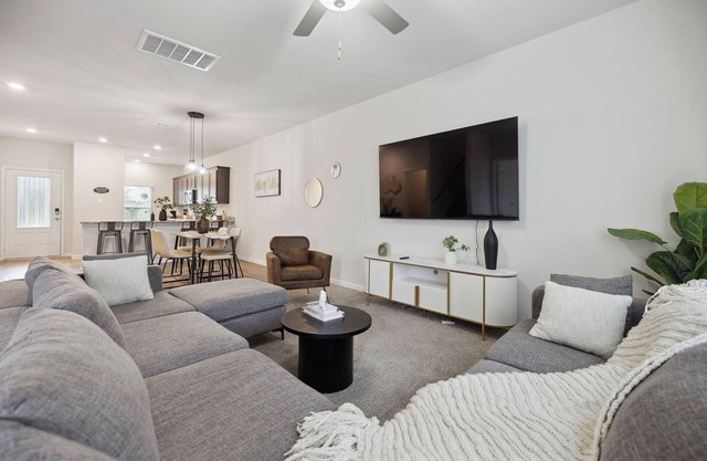 Lavida, Luxury 6BRM, Sleeps 15, Backyard, Dallas TX