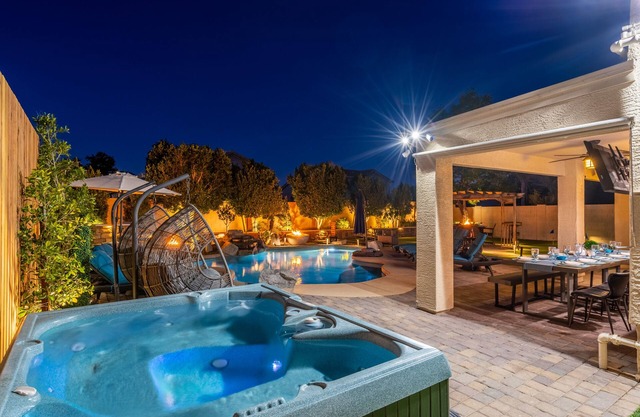Lavish 6BR Home W/200k Yard/Heated POOL & Game Room near State Farm Arena-SC