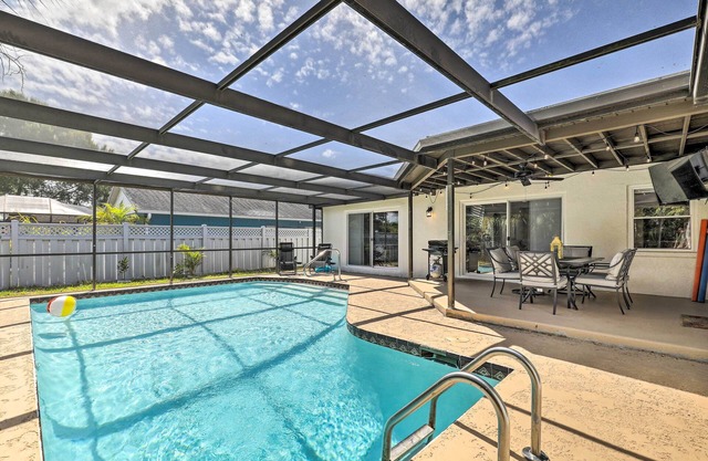 Lavish Holiday Home w/Lanai & Heated Outdoor Pool