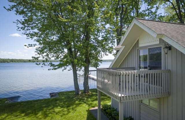 Lavish Lakehouse - Steps to Water-Kayaks, Dock & Boat Hoist, BBQ-Boaters Welcome