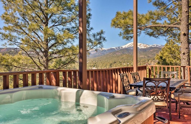 Lavish Ruidoso Condo with 2 Private Decks and Hot Tub!