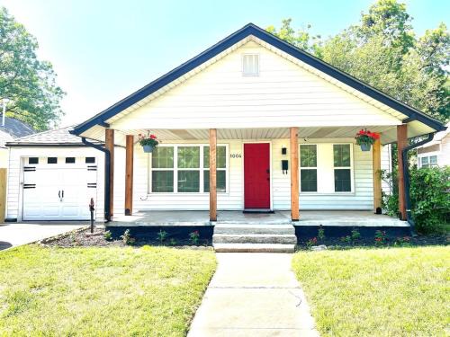 Lawton Comfortable 2-Bedroom Home near Fort Sill with free WiFi & Sleeps 4