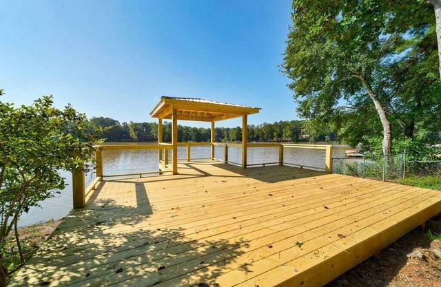 LAY Back in the Lake House