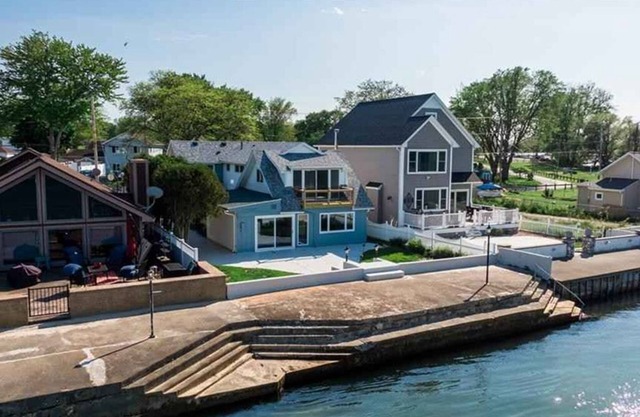 Layin' Low At The Lake - Lakefront Getaway