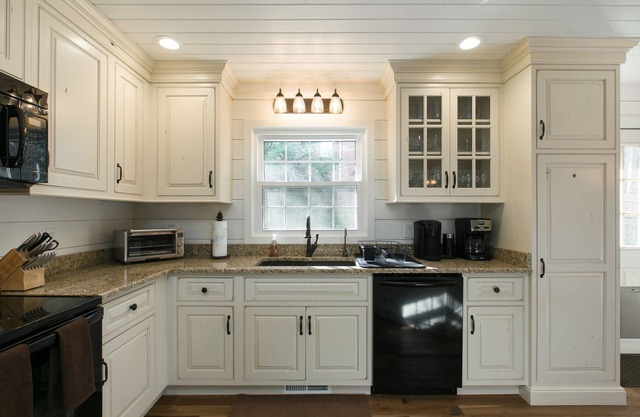 🐻 Lazy Bear 5 Mins BRP, 12 mins DT AVL, 2 Fireplaces, Firepit🔥, fenced in yard