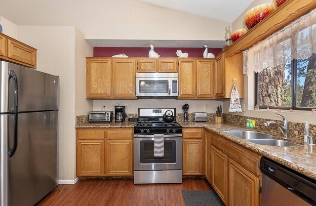 Lazy Bear Lodge by Destination Big Bear : Affordable! Near Slopes! Pool Table! BBQ! Wood Burning Fireplace!