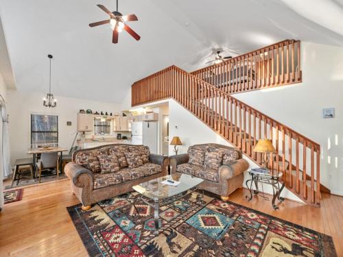 Lazy Bear Retreat Mountain Views-Hot Tub-FirePit