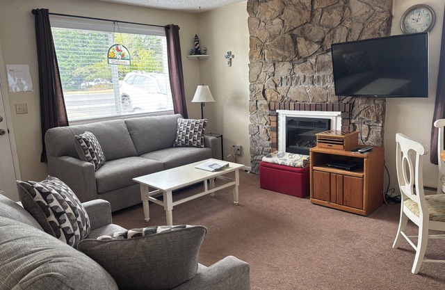 Lazy K Cabin-Pet Friendly and close to the beach