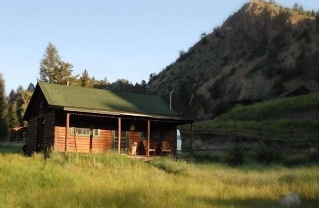 Lazy M Mountain Cabin- A Cozy Mountain Getaway. No Cleaning Fee