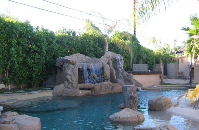 LAZY RIVER! LARGE POOL! STAYS COOL! 8ft deep plus river