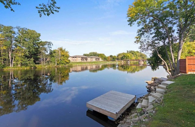 Lazy River Villa - Hottub! Fenced Yard! Sleeps 13!