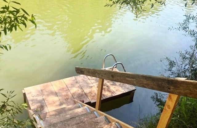 Lazy RiverLodge: Dock & Decks! FUN Family Cabin on River! GmRm/WiFi/HotTub!