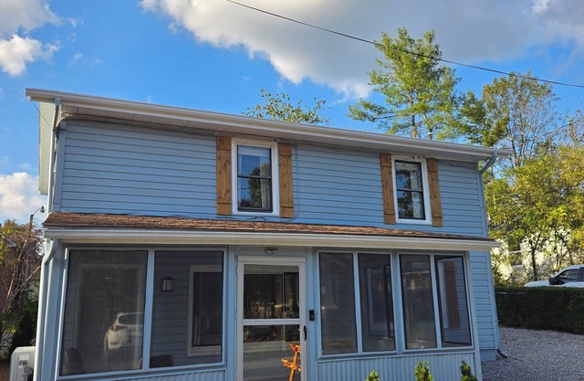 Le Blue: Walking distance to downtown Hendersonville, with private sauna!