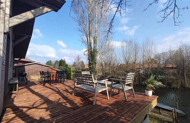 Le Cèdre Bleu, Chalet au Bord D'un Lac, 100 km de Paris