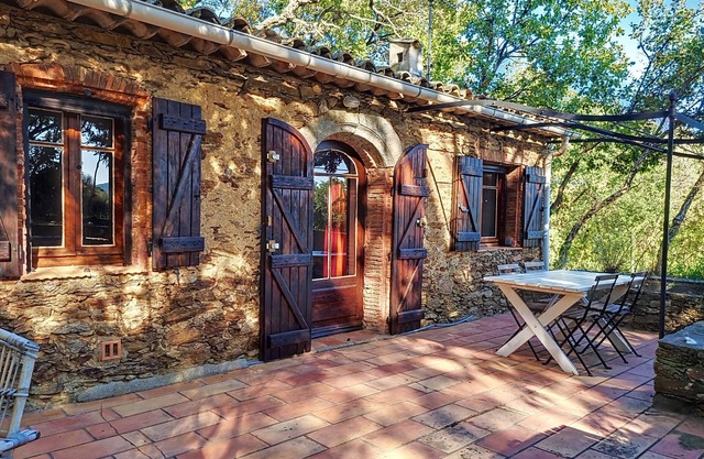 LE CABANON DANS LA FORET