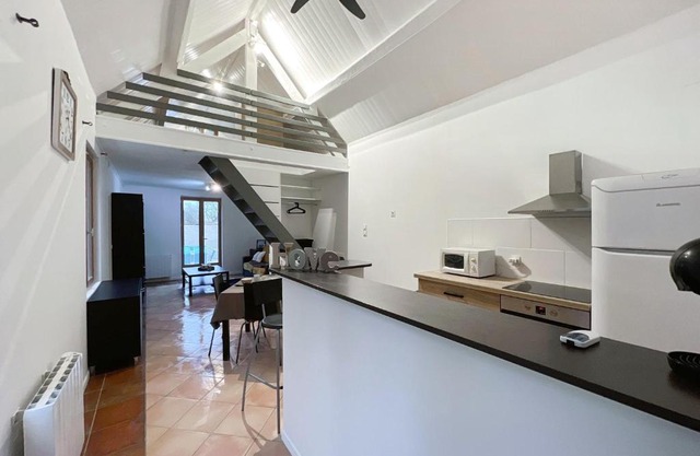 Le Calmette-Maison avec bel espace de vie en duplex- Climatisation- WIFI- terrain de pétanque-
