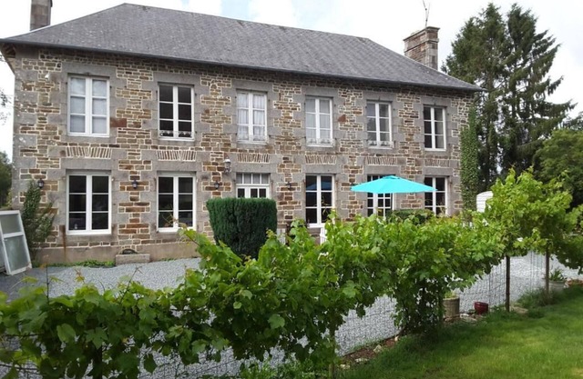 Le château du bonheur(swimming pool, sauna, jacuzzi, massage)