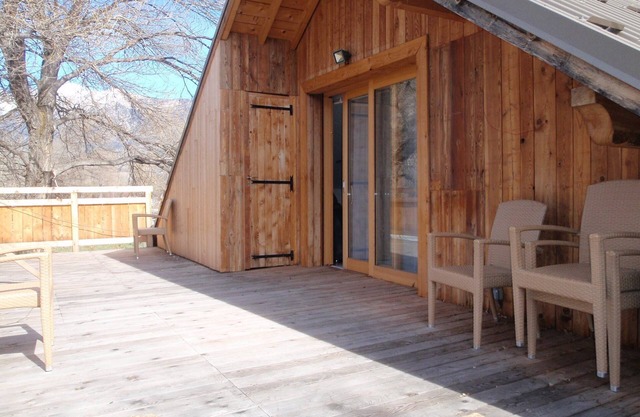 Le Chalet du Sersas, spacious modern apartment for up to 5 people