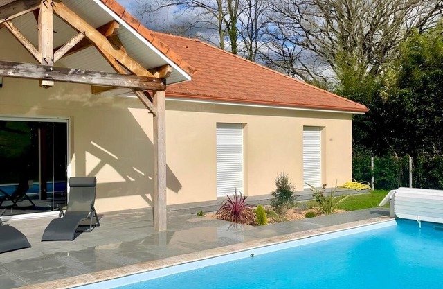Le chant du Gave- Bright new house with swimming pool- River below