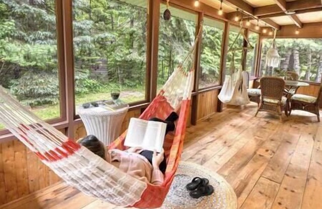 Le Chickadee | Cozy Fall, Hot Tub, Firepit, River View