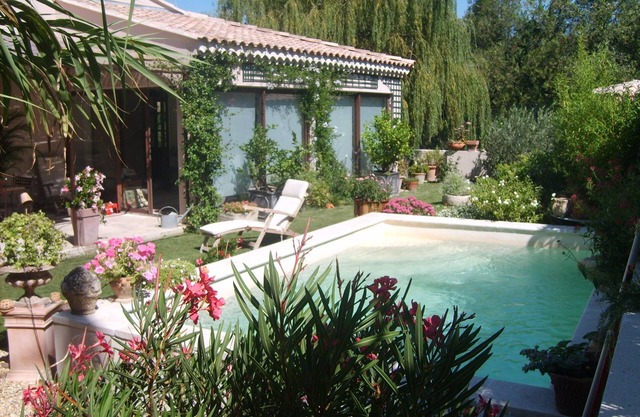 LE CLOS MARTIN, STUDIO BETWEEN AVIGNON AND ST REMY DE PROVENCE