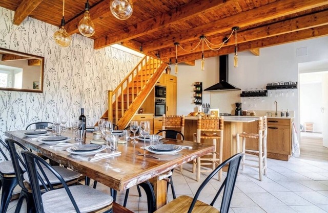 Le Cozy Maupas. Peaceful Normand stone house with a garden.