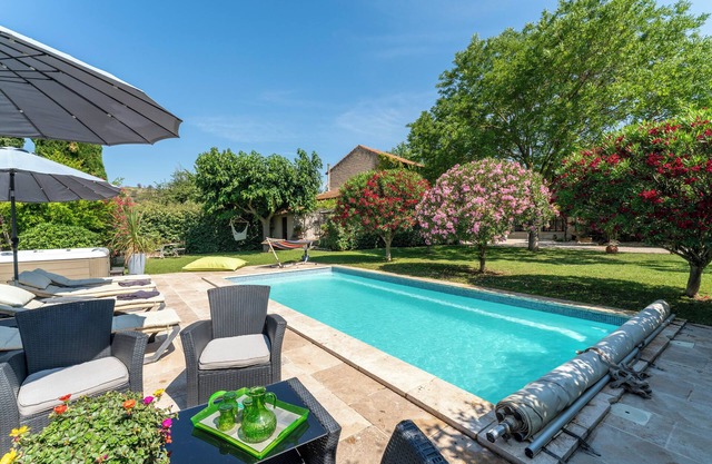 Le Mas Des Pins with Shared Pool, Wi-Fi and Air Conditioning