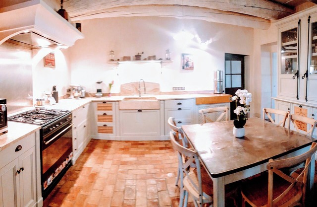 Le Midi, A Refined Master House in Provence with a swimming pool