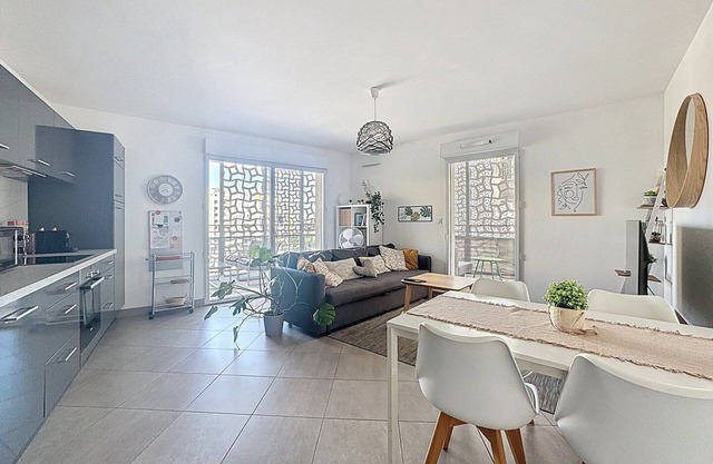 Le Naïa, Cosy & Chic at Port Marianne, parking.