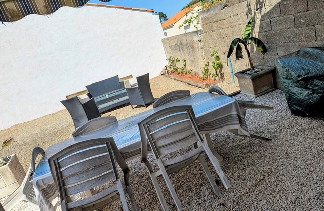 Le P'tit Canot | In the heart of Brem | Parking and private courtyard
