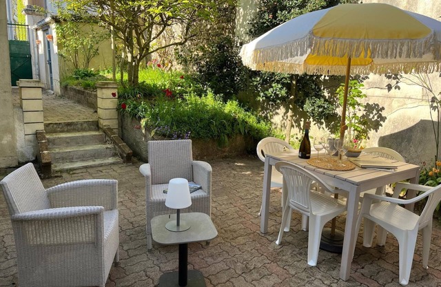 Le Passage du Roi: Historic TownHouse, Charming Courtyard - Steps from Chateau!