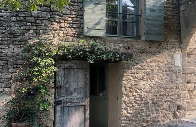 Le Petit Château is a village house in the charming village of Goult.