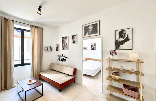 Le Rex, T2 with A/C, queen size bed, Nîmes