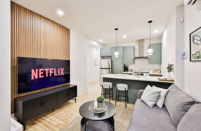 Le Vert Sauge | King Bed | AC | Terrace | Subway