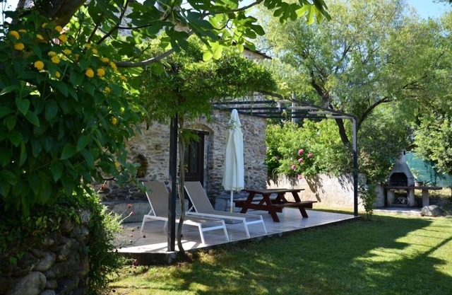 Le Vieux Pressoir for 6 persons 300m from the sea