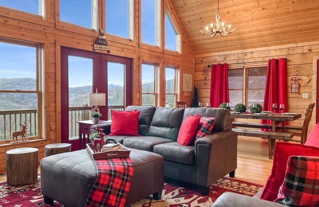 Leaf Season | Hot Tub | 6 Smart TV | Parking