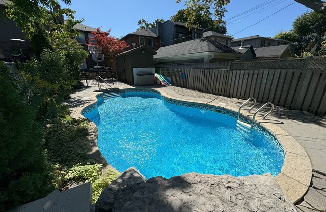 Leaside Rental w/Backyard& Pool, 3-bedroom house in fantastic Toronto