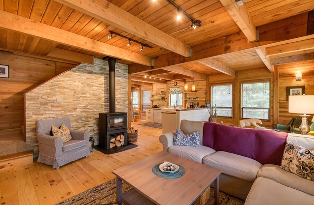 Leavenworth cabin for maximum 4 people, with treehouse gazebo hot tub.