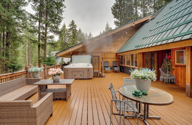 Leavenworth Cabin w/Deck, Hot Tub & Game Room!