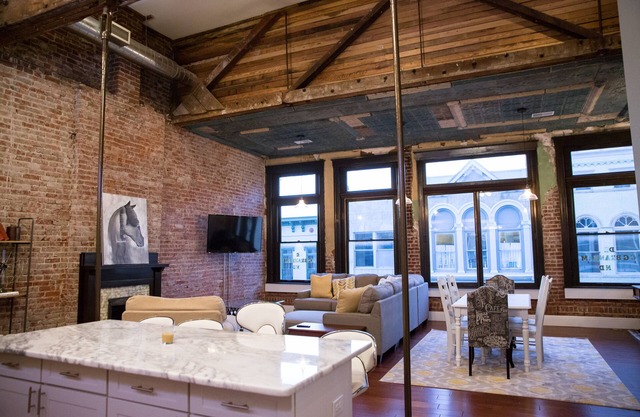 LeCoop Ultra Luxury 2 bed Loft on Bourbon Trail.Close to BuffaloTrace and others